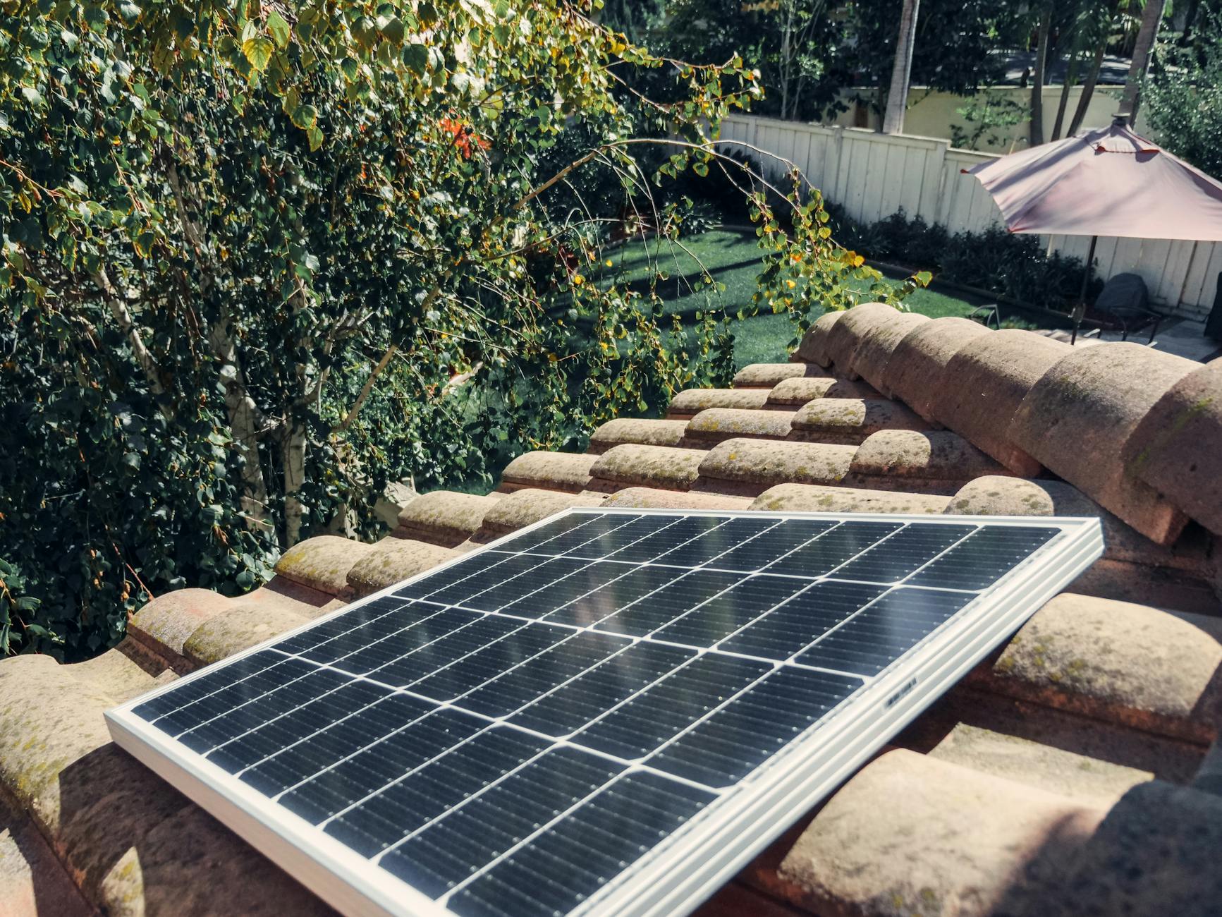 Sistem fotovoltaic cu sau fără baterie? Diferențele tehnice și costurile reale