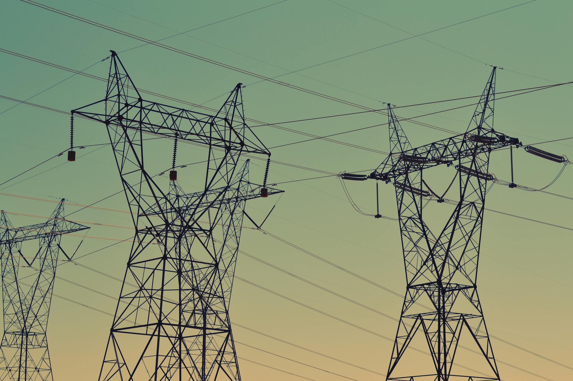 On-grid, off-grid sau hibrid — ce sistem fotovoltaic e potrivit pentru tine