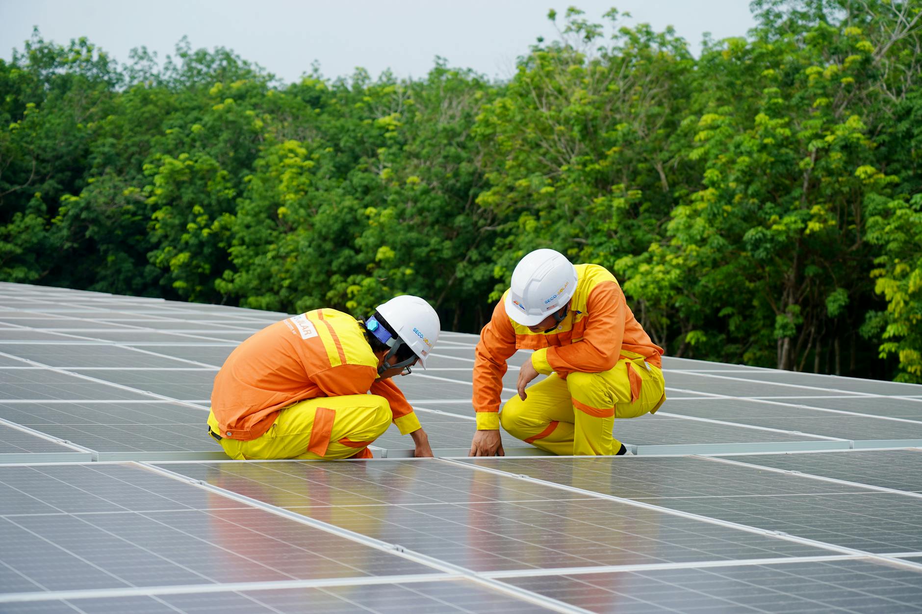 Echipa tehnică New Eco Sun lucrând la un sistem fotovoltaic