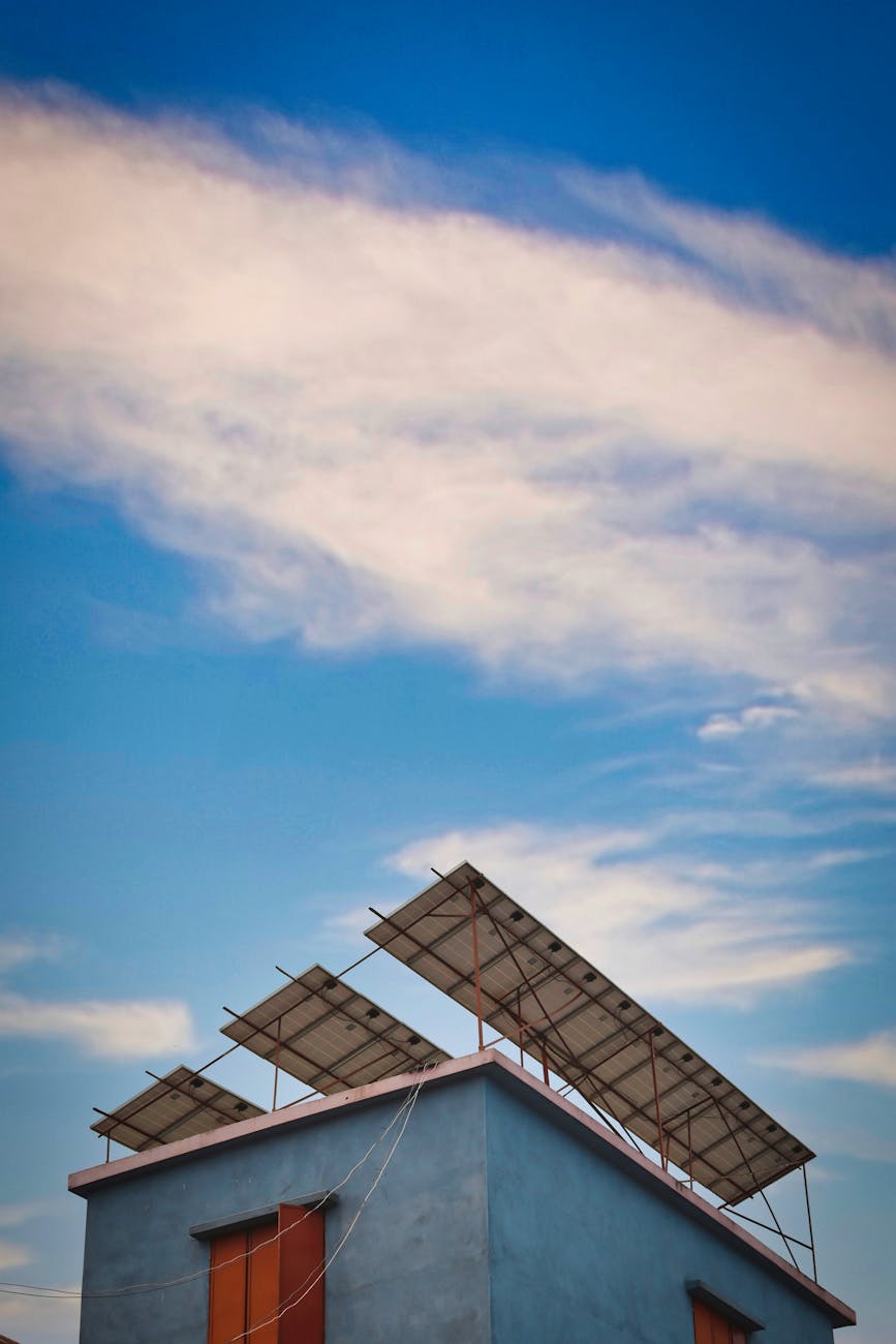 Sistem fotovoltaic instalat pe acoperișul unei case rezidențiale