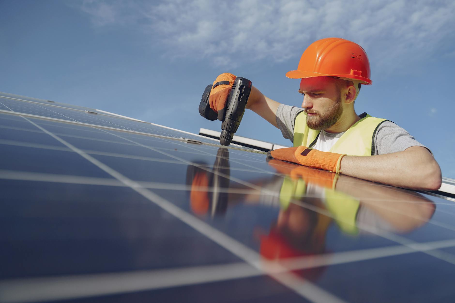 Echipa New Eco Sun instalează panouri fotovoltaice pe acoperiș