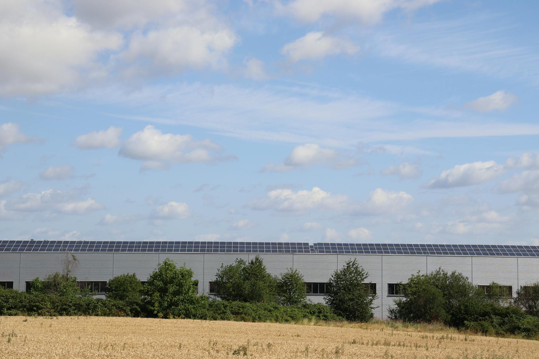Sistem fotovoltaic instalat pe hala comercială