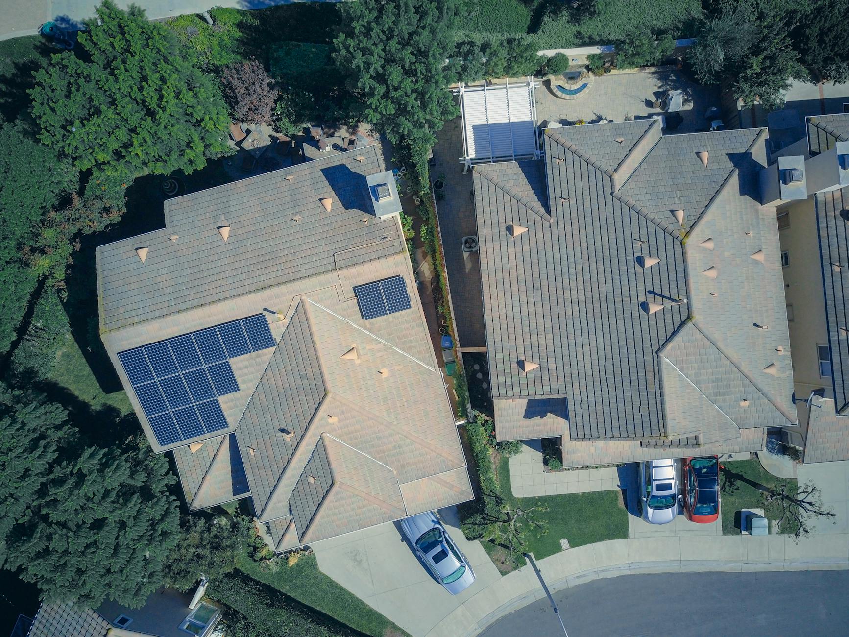 Sistem fotovoltaic rezidențial pe acoperișul unei case